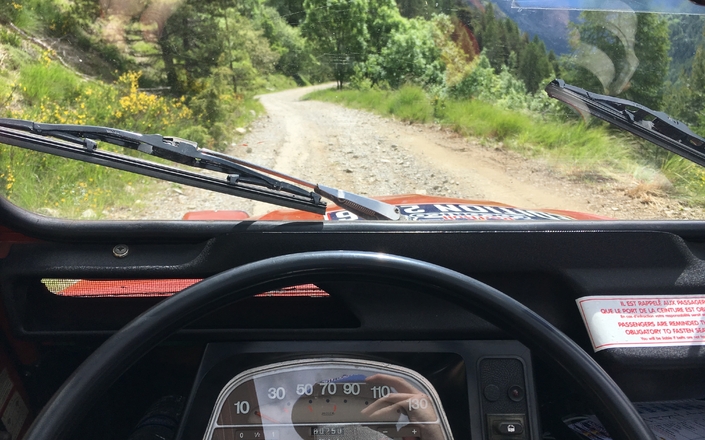 La piste ? Pfff, la Citroën 2CV s'en moque, elle est faite pour traverser des champs;