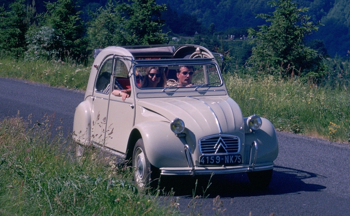 Une 2CV Azam, c'est rigolo, mais c'est lent, très lent... Ici une auto de 1963.