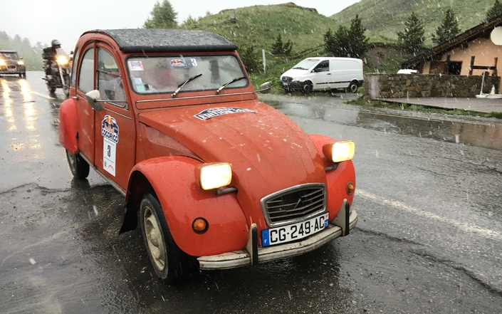 Ok, sous la pluie, la 2CV s'embue et n'est pas étanche. Mais sa tenue de route de change guère, même quand il neige.