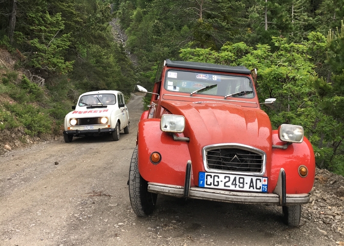 Non, la Renault 4 n'est pas une copie de la 2CV. D'ailleurs, elle n'est pas aussi douée hors bitume.