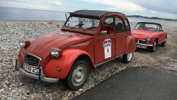 La voiture rouge la plus étonnante et attachante n'est pas l'italienne...