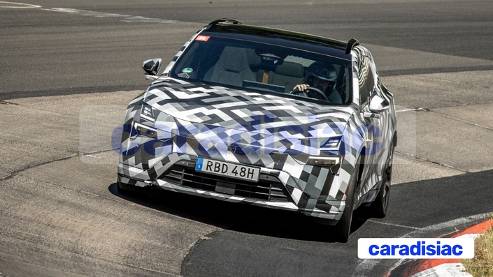 Le nouveau Polestar 4 SUV s’anime sur la Nordschleife du Nürburgring. Le prototype est piloté par Joakim Rydholm, le pilote d’essai en chef de la marque. Ce modèle semble être la version « Performance » à double moteur de 680 ch.
