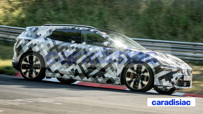 Ce prototype bien camouflé présente un hayon vertical typique de celui d’un SUV, ce hayon est doté d’un vrai vitrage, alors que la Polestar 4 coupé n’en dispose pas. Ces essais sur le Nürburgring servent à régler et à mettre au point le châssis et le comportement routier de la version « Performance » du Polestar 4 SUV.