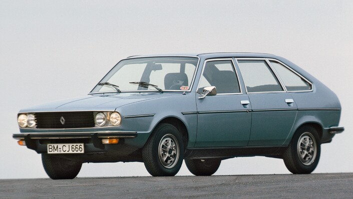 En septembre 1976, la R30 subit ses premières modifications. A l'extérieur, on note par exemple de nouvelles poignées de porte à palettes.