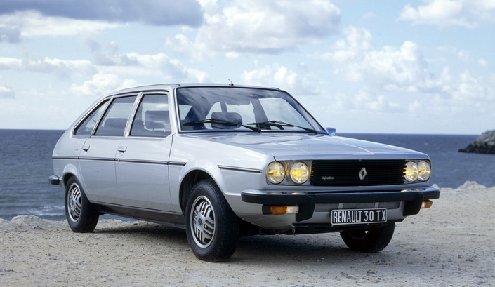 Fin 1978, la Renault 30 se décline en TX, variante enfin dotée de l'injection et d'une boîte 5. Notez aussi les jantes en alliage qui peuvent s'équiper de Michelin TRX, et le montant central chromé.