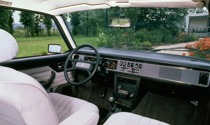 La R30 TX, ici en 1978, bénéficie d'une planche de bord remaniée, où les cadrans sont encadrés de noir. Mais, l'ensemble reste assez indigne d'un haut de gamme.