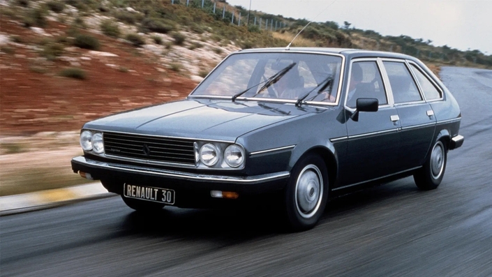 Le comportement de la R30, ici une TX de 1982, fait très balançoire avec ces fortes plongées au freinage, voire son roulis marqué. Mais le V6 se révèle plaisant.