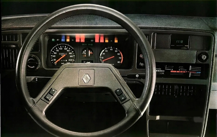 Le troisième tableau de bord de la R30, ici en 1982, gagne des formes moins plates mais la séduction n'est toujours pas de mise. Heureusement, l'équipement est complet.