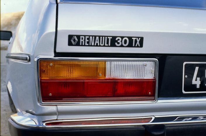 En TX, la Renault 30 s'équipe de feux arrière à encadrement chromé apparus en 1977.