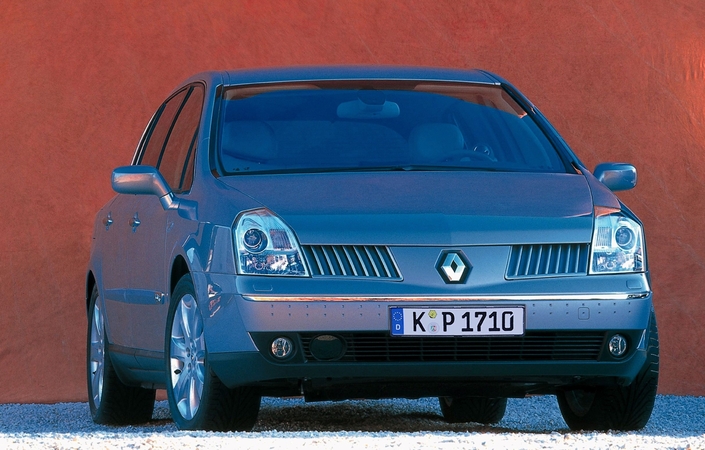 Même de face, la Renault Vel Satis pâtit de ses proportions incertaines : elle est soit trop haute, soit pas assez large...