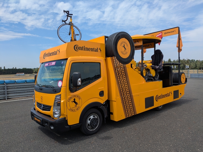 Sueur froide à 80 km/h : Caradisiac a suivi la formation des pilotes du Tour de France