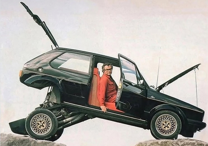 Etrange, cette Golf, hein ? Sbarro, que l'on voit à bord en 1983, lui a installé un flat-six turbo de Porsche 930, à l'arrière. La voiture se relie pour mieux se garer mais peut aussi rouler ainsi.
