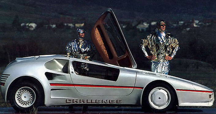 La Challenge de 1985 recycle le thème monocorps "wedge" des concept-cars des années 70, en utilisant un V8 Mercedes. Spectaculaire !