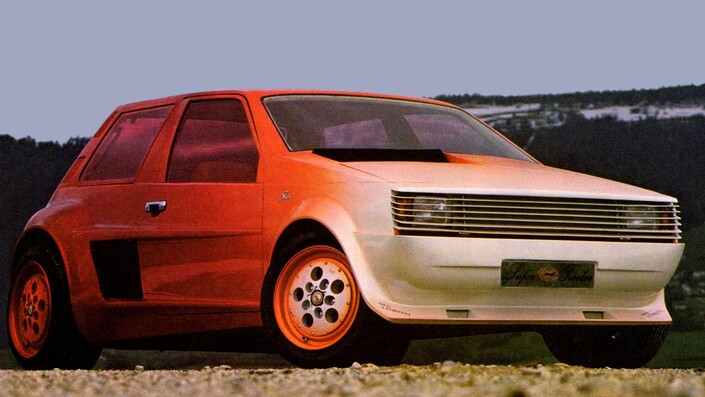 La Super Twelve de 1981 est une citadine de 3,10 m mue... par un V12 central ! En fait, il s'agit de l'alliance de deux 6-cylindres de moto Kawasaki. Sbarro rééditera une expérience similaire avec la Super Eight, à V8 de Ferrari 308.