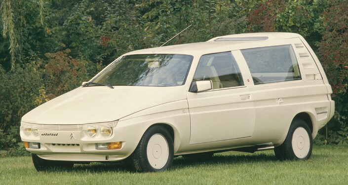 Ceci est un Citroën C15 revu par Sbarro en 1986. Ultra-luxueux, il accueille jusqu'à 7 passagers et utilise un moteur de Peugeot 205 GTI. Les racines des SUV modernes sont anciennes !