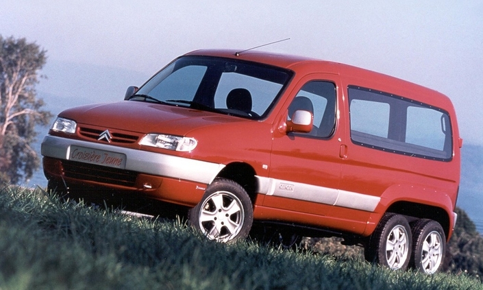 Encore un engin à six roues, la Croisière Jeune, allusion à la Croisière Jaune de Citroën, ici sur une base de Berlingo. Les étudiants de l'Espera auraient-ils été un peu sages ?