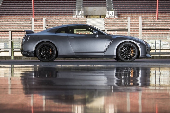 Les lignes brutales et musclées de la Nissan GT-R font toujours leur petit effet, même près de vingt ans après sa sortie.