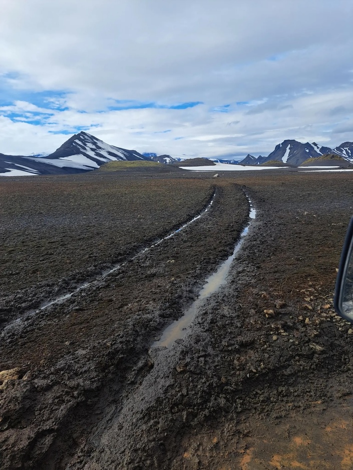 Un exemple des dégâts occasionnés par les deux Land Rover Defender amenés par des touristes français en Islande. Image : Grapevine.