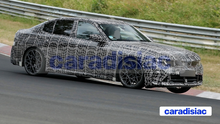 Passage à allure soutenue pour la nouvelle BMW Série 3 sur le circuit du Nürburgring. Les essais se poursuivent pour cette auto qui adopte le design Neue Klasse de la nouvelle BMW i3 électrique, mais qui conserve la plateforme CLAR et sans doute l’ensemble de ses moteurs.