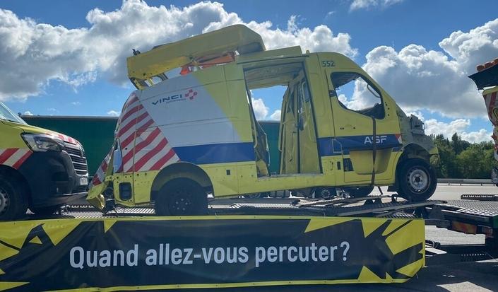Le réseau Vinci Autoroutes expose régulièrement ces camions accidentés afin de faire prendre conscience aux automobilistes du danger.