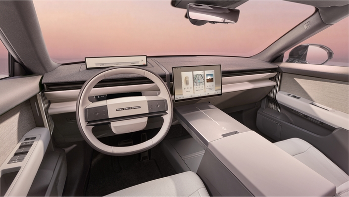Ce Range Rover GT fait l'impasse sur un grand combiné d'instrumentation, mais l'écran central reste imposant.