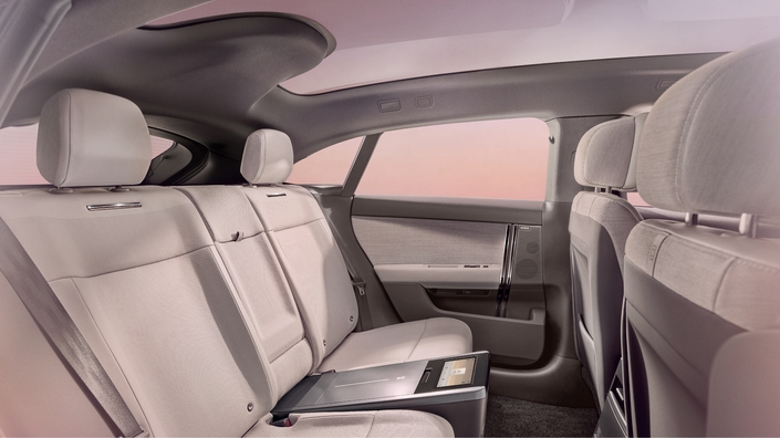 Le toit panoramique fixe sera de série sur toutes les versions du Range Rover GT.