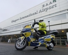 Aéroport de Glasgow/Royaume-Uni : des policiers patrouillent sur des Vectrix maxi-scooter électriques !