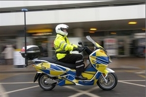 Aéroport de Glasgow/Royaume-Uni : des policiers patrouillent sur des Vectrix maxi-scooter électriques !