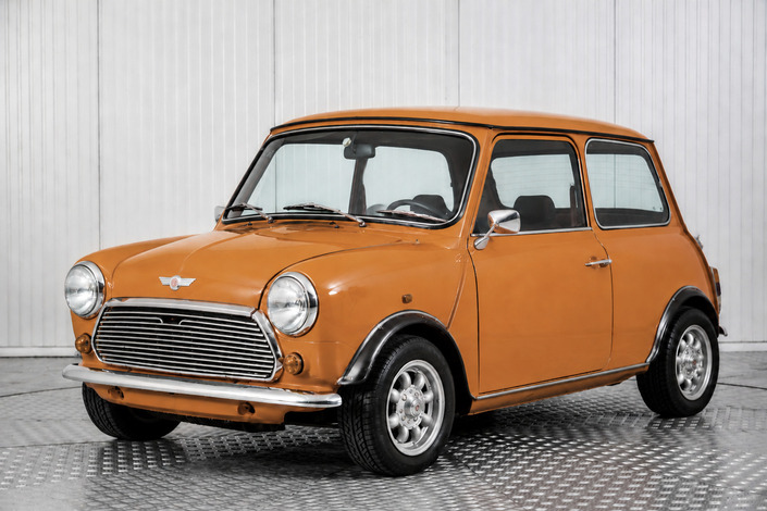 C'est à bord d'une Mini MK II orange de la période 1967 à 1970 que « Mr Bean » fait une entrée triomphale à la télévision britannique le 1er janvier 1990 - Crédit BMW Media