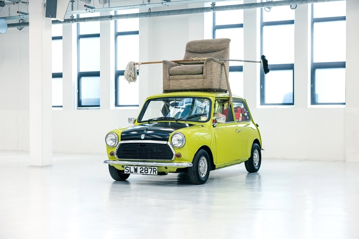La Mini Mark IV bicolore est indissociable de son anti-héros de propriétaire. Elle apparaît lors du troisième épisode de la série « Mr Bean » - Crédit Mini Media.UK