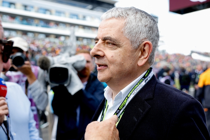Rowan Atkinson est féru d'automobile et de formule 1 depuis toujours. Il pose ici en juillet 2024 lors du Grand Prix de Silverstone, en Grande-Bretagne - Crédit Maxppp