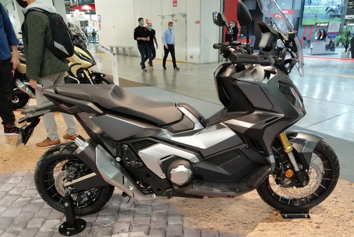 Le Honda X-ADV 2022.