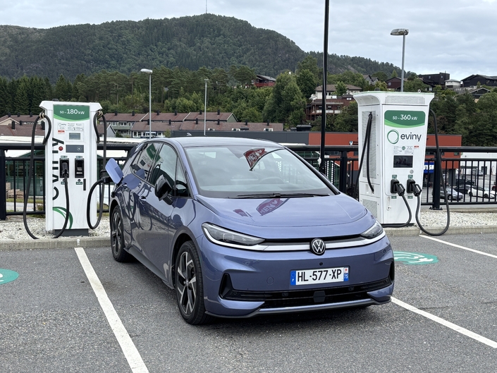 La puissance de recharge rapide est en baisse. Elle passe de 145 kW à 105 kW sur les deux premières batteries. Volkswagen annonce un temps de charge similaire.