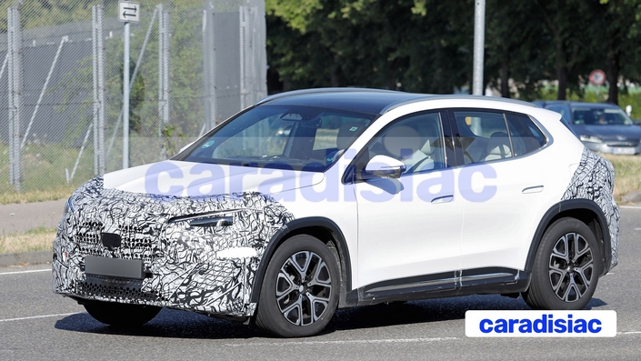 Absente depuis 2018, la marque Mercedes revient sur le Mondial de l’auto cette année et présentera à Paris son nouveau Mercedes GLA EQ. On connaîtra toute l’étendue de sa fiche technique ainsi que ses multiples motorisations qui devraient être empruntées à la Mercedes CLA.