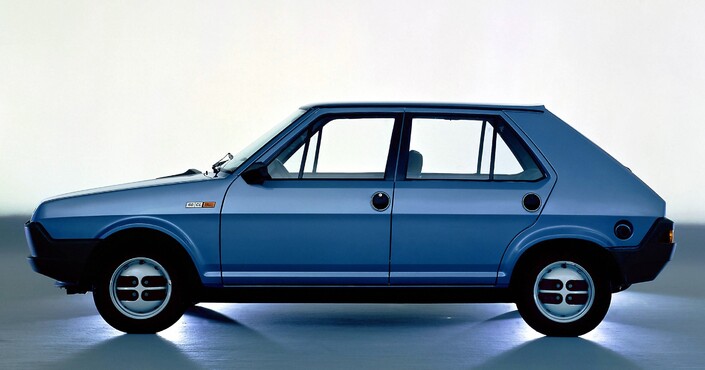 Ligne originale et équilibrée pour la Fiat Ritmo, lancée en 1978. Le Cx ressort à 0.40, ce qui n'est pas mauvais pour l'époque.