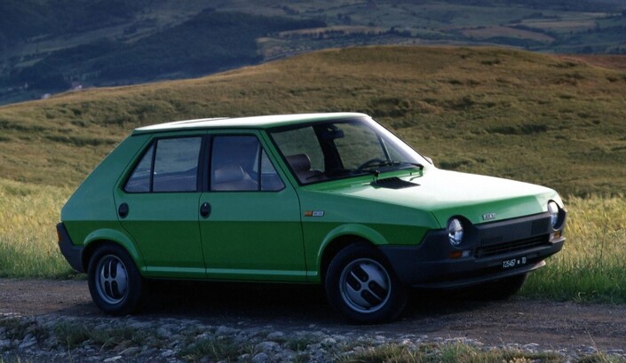 Les deux projecteurs à demi encastrés dans le bouclier surprennent quand sort la Fiat Ritmo en 1978, mais ils sont bien protégés. Une variante à trois portes est aussi proposée.
