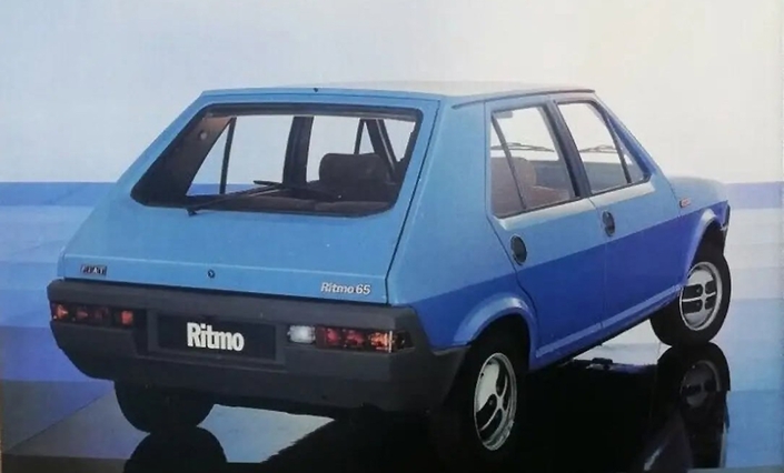 A l'arrière, les feux de la Fiat Ritmo s'incrustent dans le bouclier, là encore pour une meilleure protection. Notez l'essuie-glace arrière de série dès 1978.