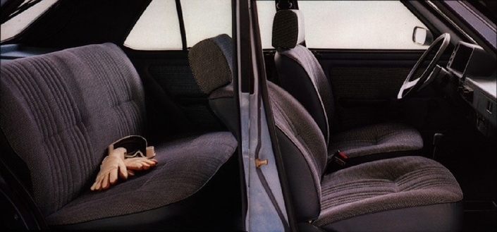 Habitacle spacieux et bien équipé pour la Fiat Ritmo, qui en 1981, revoit sa finition et ses garnissages.