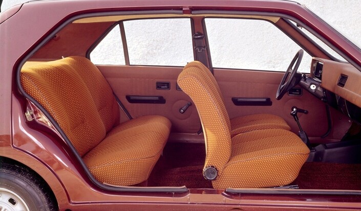 Confortable et vaste, l'habitacle de la R14 pèche toutefois par son équipement indigent : même pas de montre !
