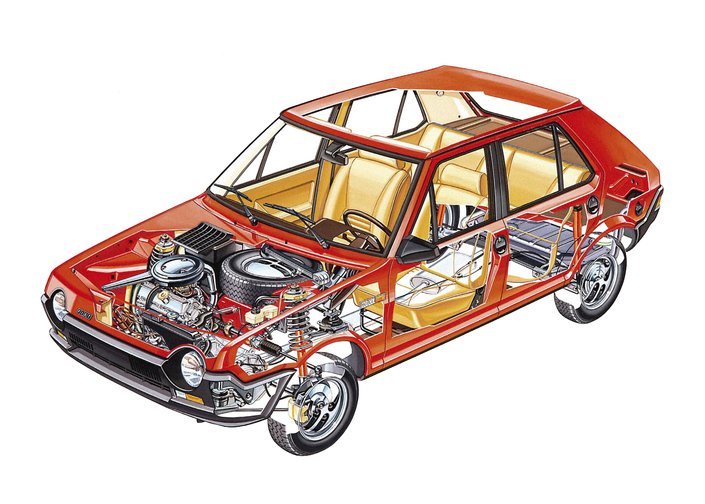 La Fiat Ritmo récupère les mécaniques et les trains roulants de la 128, en les améliorant. Ici, une version de 1978 avec le rétro pointu et l'intérieur tout plastique.