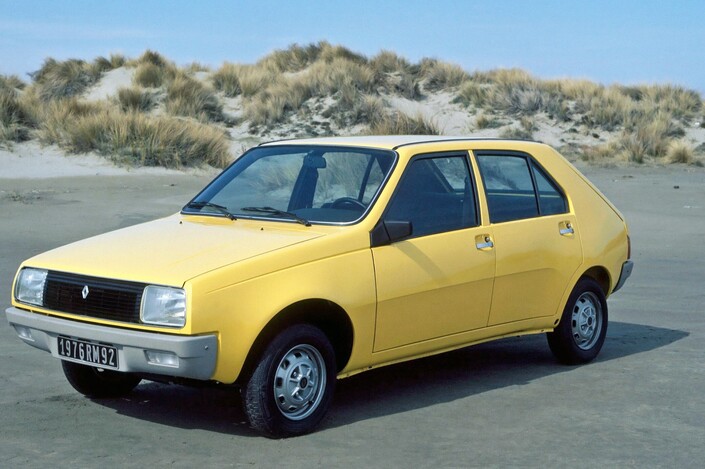 Lisse et ronde comme un galet, la Renault 14 devient aisément la compacte la plus moderne visuellement à sa sortie en 1976. Notez l'excellente intégration du rétroviseur extérieur.