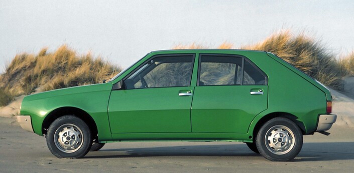 Par ses rondeurs et sa fluidité, l'originale Renault 14, lancée en 1976, annonce les années 80. Cela dit, la mise en production a quelque peu trahi et déséquilibré le dessin original.