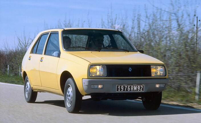 Plutôt nerveuse, la Renault 14 TL n'a cela dit rien d'un foudre de guerre. Mais elle tient correctement la route et se montre confortable.