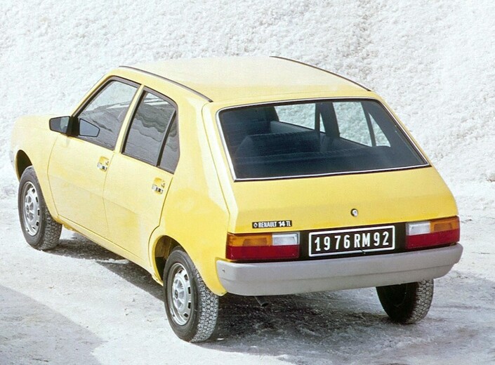 On dit souvent que l'arrière tout en rondeur de la Renault 14 aurait inspiré celui de la Peugeot 205. En tout cas, il manque d'un essuie-glace.
