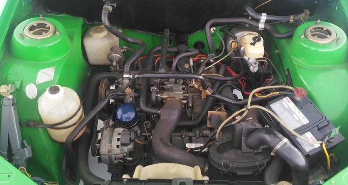 Intrinsèquement solide, le moteur couché de la R14 est assez peu accessible (et encore, ici, la roue de secours a été retirée), et son joint de culasse reste sensible. Mais ce n'est rien face à la corrosion...