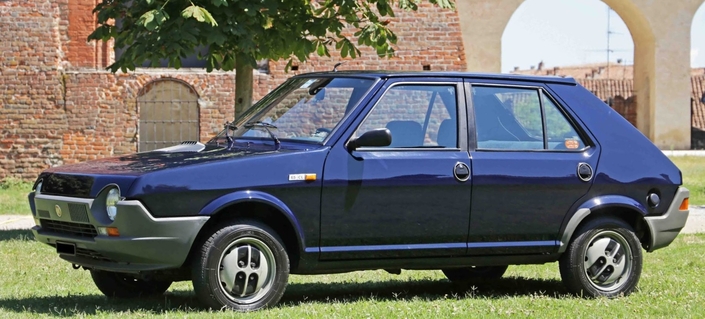 Tenant très bien la route, la Ritmo 60 CL paraît toutefois sous-motorisée. Ici, une variante de 1981 sans déflecteurs et avec le rétro arrondi réglable de l'intérieur.