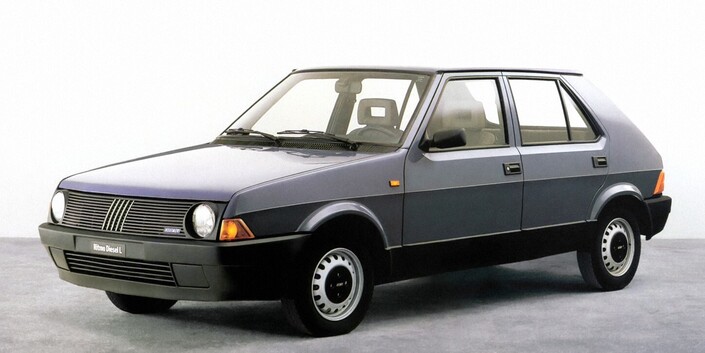 La Fiat Ritmo sera restylée deux fois, d'abord fin 1982, puis fin 1985, comme ici, au détriment de la singularité. Les versions de base n'ont que deux projecteurs, les autres quatre.