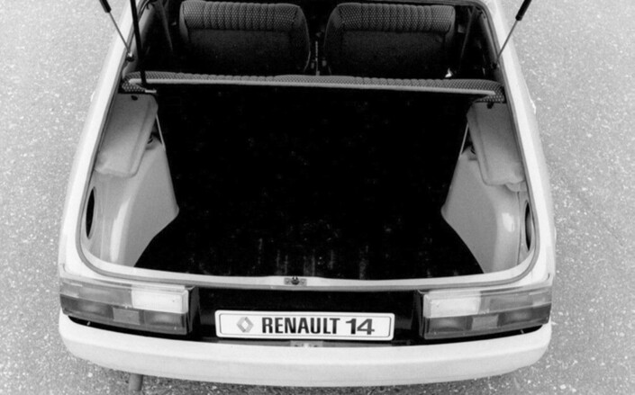 Beau volume de coffre pour la Renault 14, ici en 1976, qui varie de 375 l à 1 400 l. L'auto est plus longue que la Ritmo (4,02 m de long), mais tout de même, ces valeurs sont remarquables.