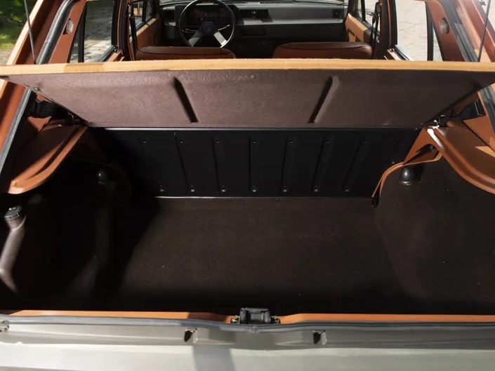 Le coffre de la Ritmo est revêtu de moquette et e dossier de banquette est protégé. Il varie de 370 l à 1 250 l selon Fiat, des valeurs qui restent excellentes pour une voiture de 3,93 m de long !