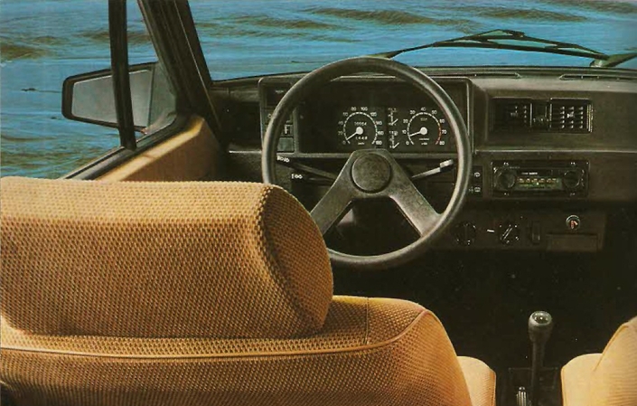 Bien équipé, le tableau de la Fiat Ritmo CL manque pourtant de finition et le volant est franchement... discutable. Ici en 1978, avec le rétro pointu. Une variante L, dépouillée est aussi un programme.
